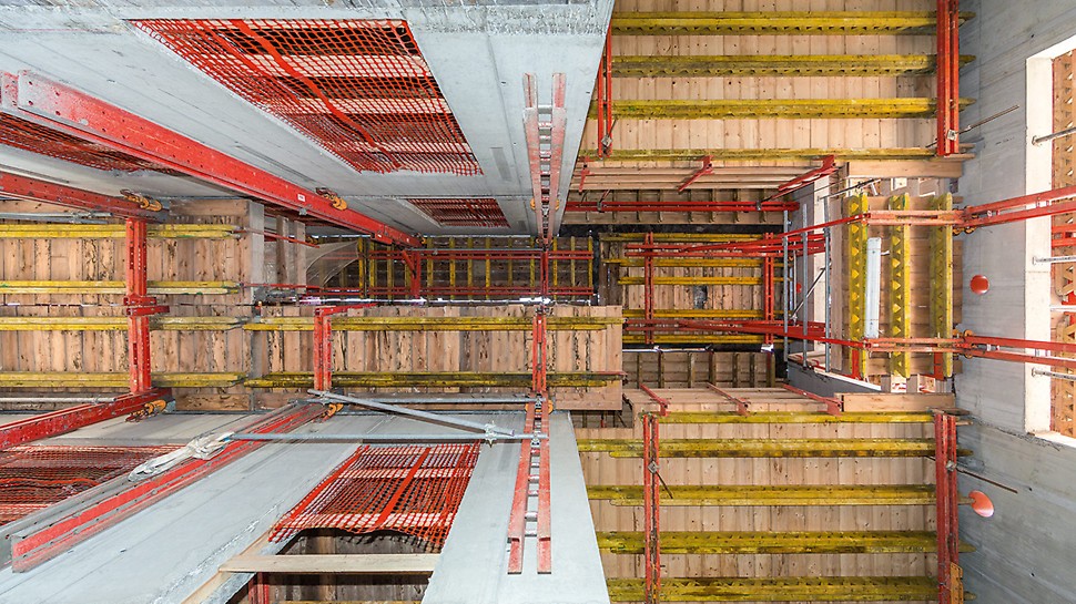 The PERI climbing formwork solution for the high-rise core was based largely on the crane-independent working RCS Rail Climbing System, combined with a self-climbing ACS Platform Unit as well as crane-climbed CB Climbing Platforms and BR Shaft Platforms.