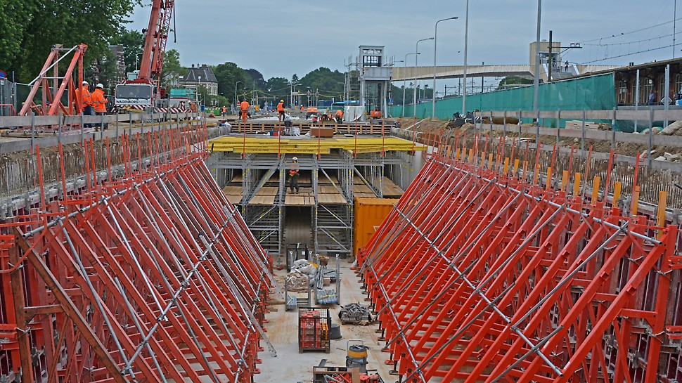 Les structures de soutien pour l’ensemble du tunnel, de la plateforme jusqu’à la couverture, sont réalisées avec des systèmes PERI. 