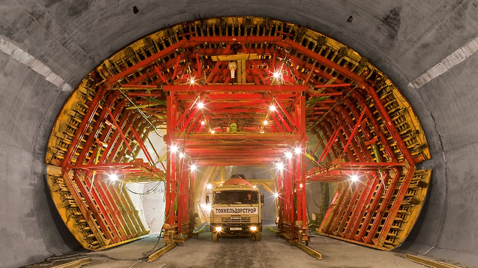 Bypass tunnel Sochi, Russia - For construction of the emergency parking bays, the formwork carriage was designed with a width of 14.30 m. Moving the carriage to the next bay through the smaller-sized standard cross-section, required a reduction in the maximum external dimensions.
