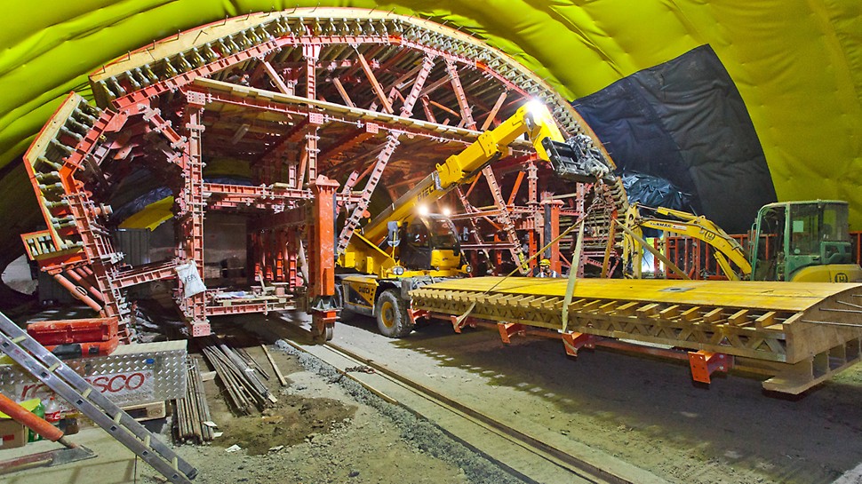 Transportation of a formwork element by a mounted arched formwork carriage