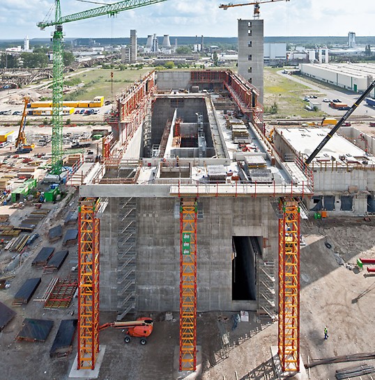 Ersatzbrennstoff Heizkraftwerk, Spremberg, Deutschland - Massive Betonbauteile kennzeichnen das Heizkraftwerk in Spremberg. Weitere Herausforderungen für den Bau des Giganten sind große Höhen und hohe Lasten.