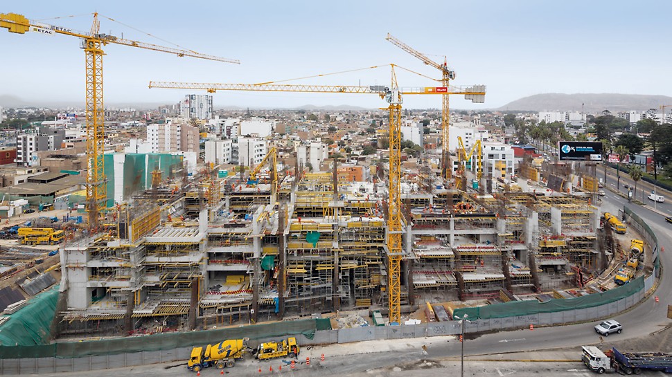 Kampus Sveučilišta UTEC, Lima, Peru - zahvaljujući PERI rješenju oplate i skele prilagođenom specifičnostima projekta u Limi se gradi novi kompleks kampusa, uz visoke arhitektonske zahtjeve i kratke vremenske rokove gradnje. 