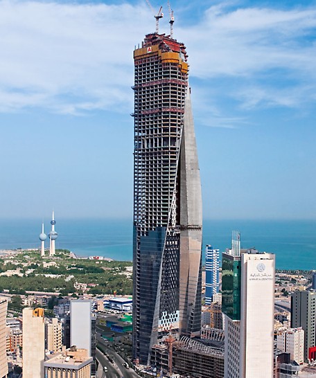 Al Hamra Tower, Kuvajt - južni zid jezgre ima različito pozicionirane i ukošene otvore prozora preko kojih se PERI ACS sistem bez problema može penjati. 