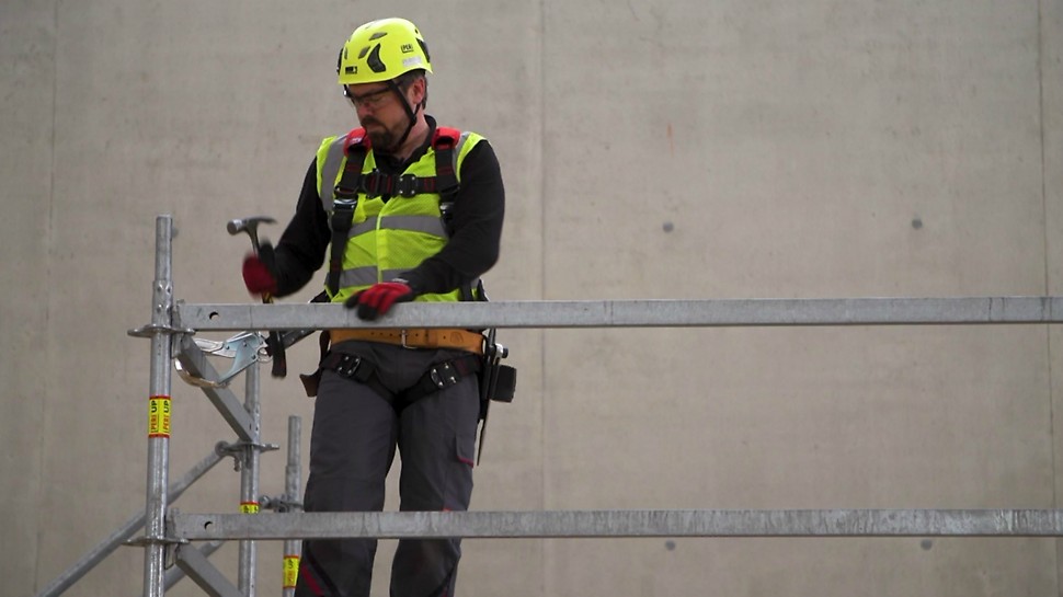 Punkt kotwienia PPE (Środki Ochrony Indywidualnej) zapewnia monterowi elastyczne i bezpieczne warunki pracy.