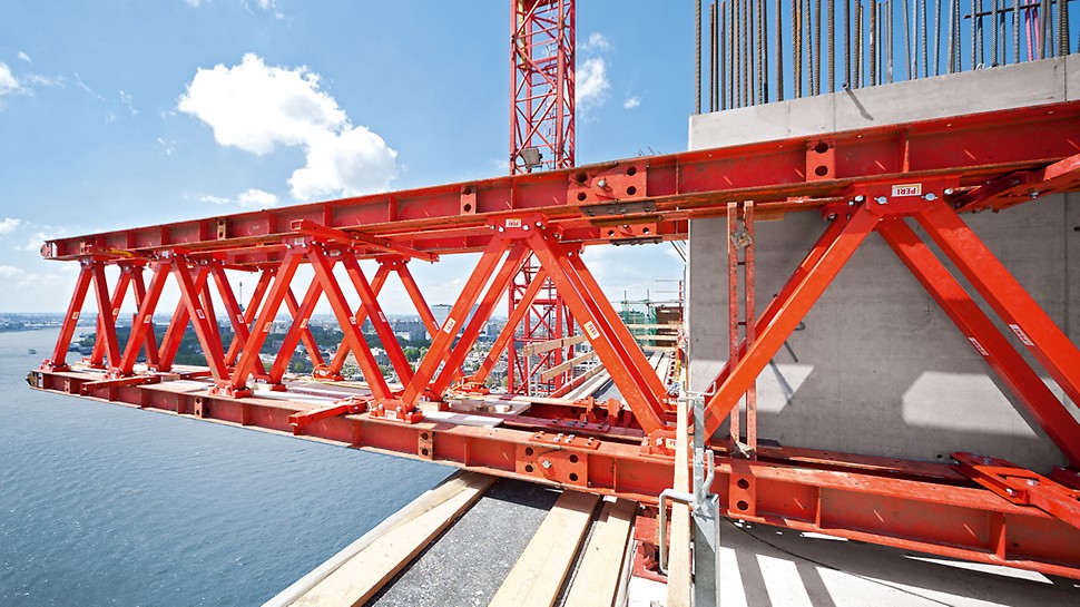 This supporting formwork solution consisting of VARIOKIT system components ensures safe transfer of loads for the construction of cantilevered slabs.