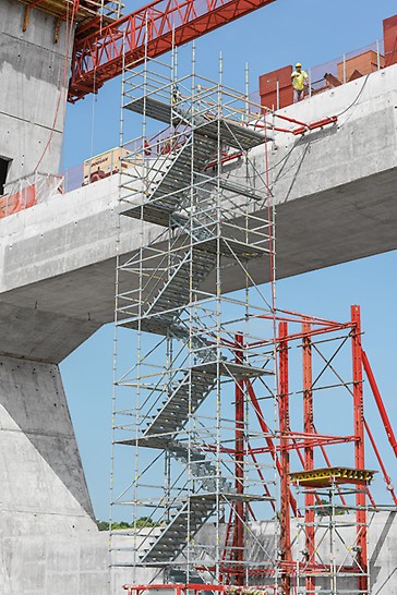 Schodišťové věže PERI UP na stavbě mostu přes řeku Ohio