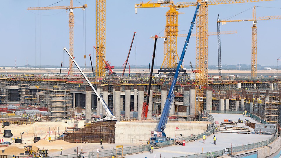 Midfield Terminal Building, Abu Dhabi - PERI unterstützt den raschen Baufortschritt mit über 6.000 Deckentischen sowie umfassenden Schalungslösungen auch für Wände und Säulen. Bereits 2017 sollen hier jährlich bis zu 30 Millionen Fluggäste abgefertigt werden.