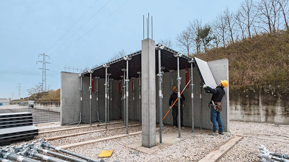 When forming the slab, work is completely carried out from a safe position below; the panels are simply hooked in and then pivoted upwards.