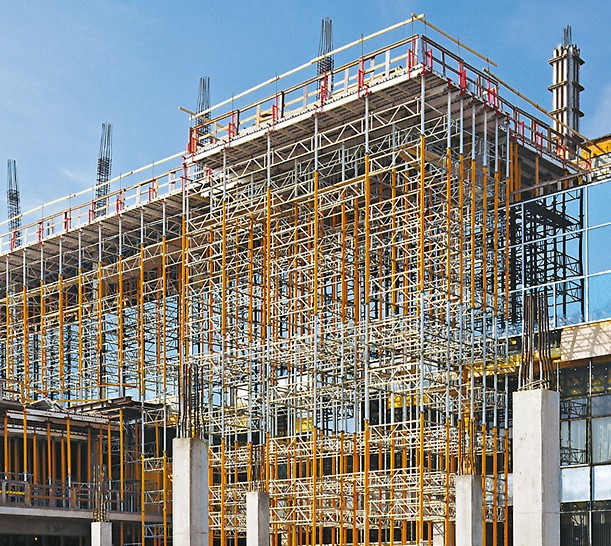 19.50 m high MULTIPROP towers as shoring with SKYDECK slab formwork for a cantilevered slab.
