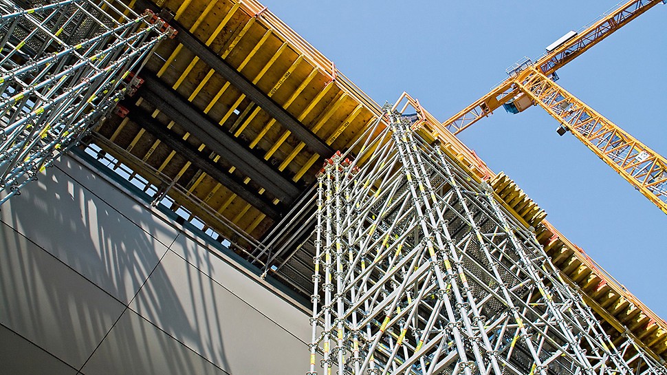 The Squaire, Frankfurt am Main, Germany - Tailored scaffolding solutions were required, among other things, for drive-through access openings. Here, scaffold legs were bundled together in order to carry the high loads.