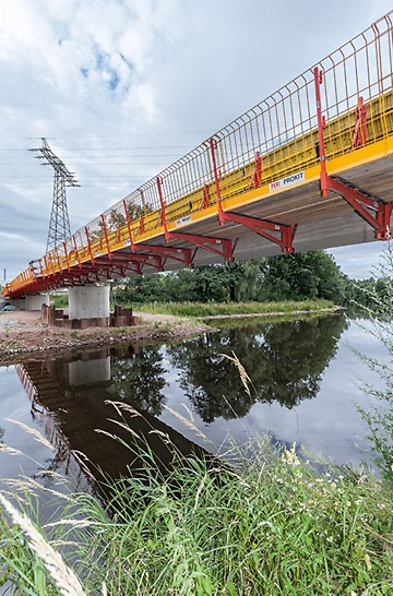 A VARIOKIT hídszegély konzol zárt munkaállvánnyal ideális megoldás felújítási vagy építési munkálatokhoz.