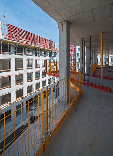 Sicht aus einem Stockwerk des Rohbaus des MK 4 „Friends“ (Stadtquartier am Hirschgarten, München) mit der RCS MP Ausfahrbühne von PERI.