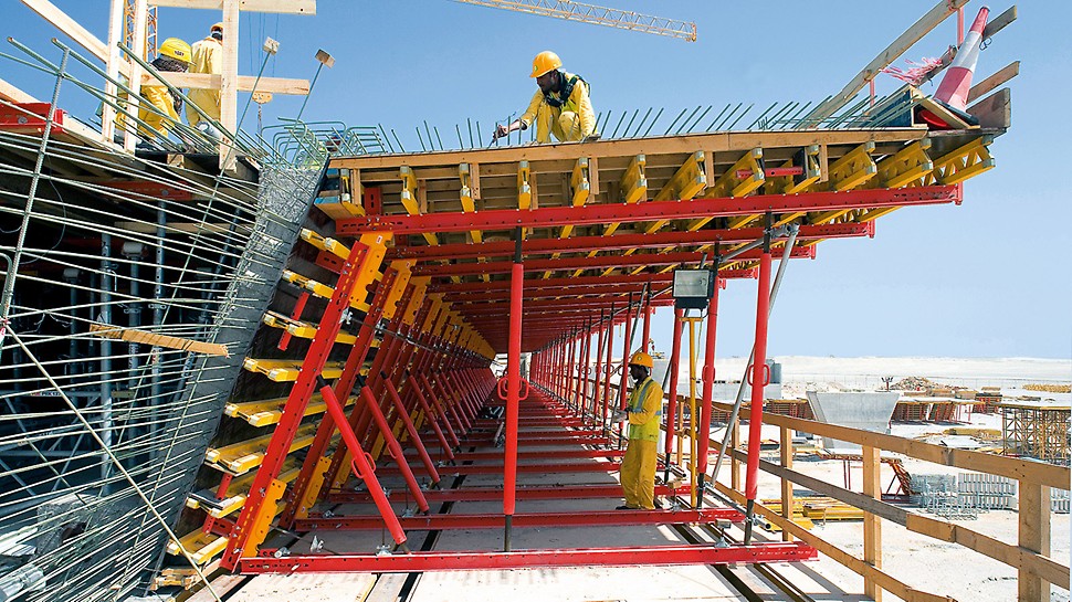 Sheikh Khalifa Bridge, Abu Dhabi, United Arab Emirates - Construction of the eastern foreland bridge was carried out on falsework in 55 m sections using pre-assembled raised formwork units consisting of rentable PERI system components.
