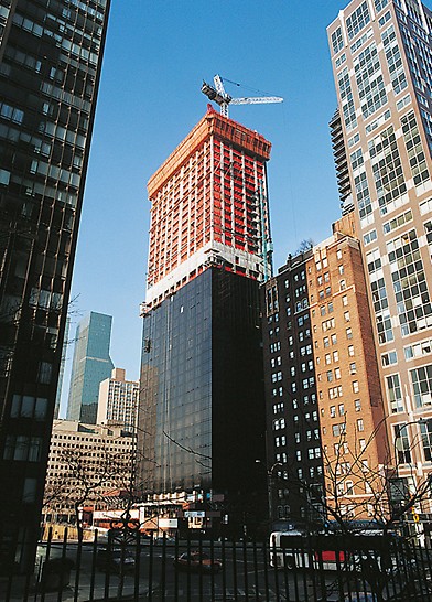 Trump World Tower III, New York, USA - Das ACS R Selbstklettersystem ist bis zu einer Windgeschwindigkeit von 164 km/h bemessen.