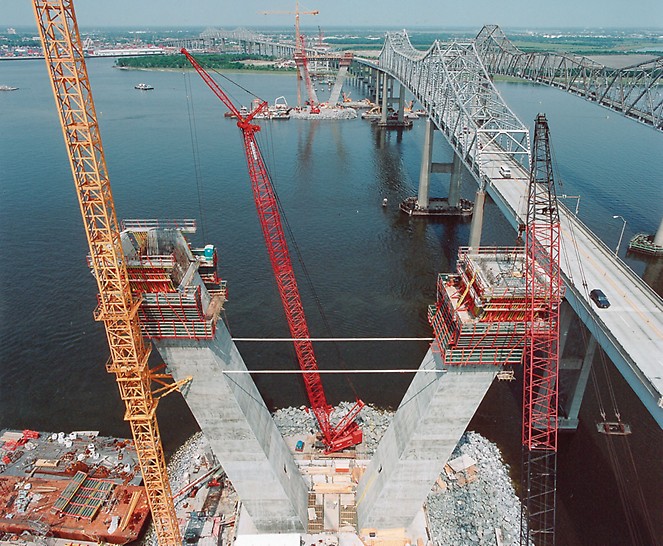 Arthur Ravenel Jr. Bridge, Charleston, USA - Auf künstlich geschaffenen Inseln im Cooper River wachsen die Pylone mit PERI Selbstklettertechnik mit VARIO Wandschalung regelmäßig im Wochentakt in die Höhe.