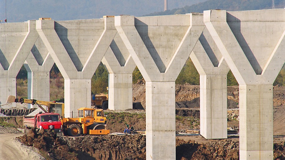 Mostní estakáda Trmice: Tento výrazný tvar písmena Y masivních mostních pilířů, vysokých místy až 27 m, bylo možné vytvořit použitím dvou různých tloušťek stěny pilířové hlavy.