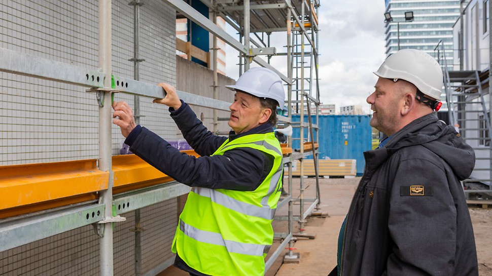 Twee mannen bij de steiger op bouwproject The Beatrix 