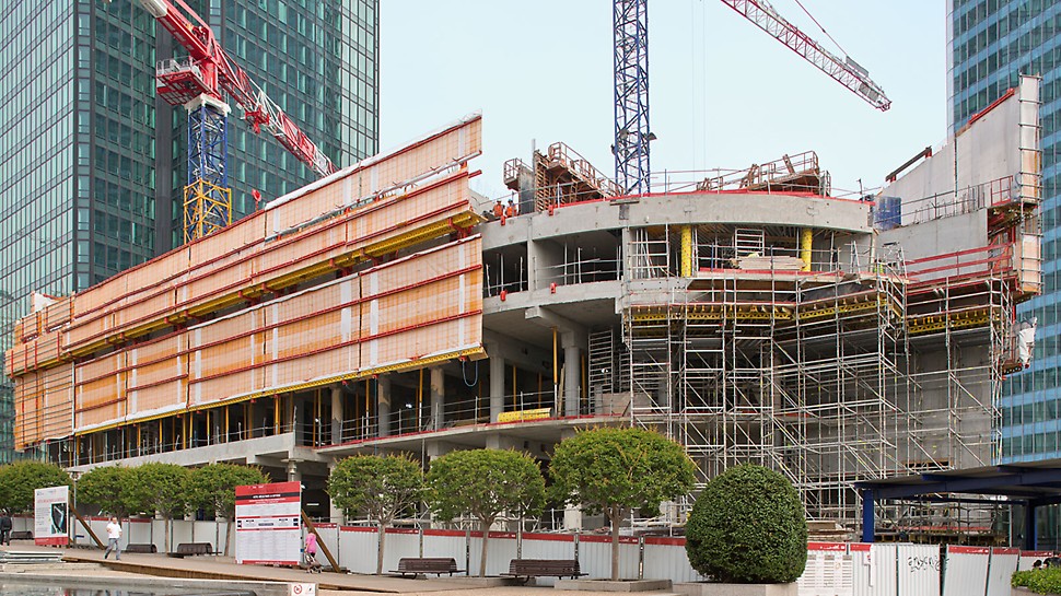 Hotel Mélia, La Défense, Paris, Frankreich - Für den Neubau des Hotel Mélia in der Bürostadt „La Défense” erarbeitete PERI eine umfassende Kletterschalungslösung. Diese dient zum einen als Einhausung und damit der Sicherheit des Baustellenteams. Zum anderen unterstützt sie Fertigteilbrüstungen während der Montage.