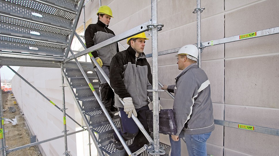 Escadas em aço PERI UP Rosett Flex 100: Os trabalhadores que se cruzam nas escadas de aço 100 conseguem passar sem dificuldade.