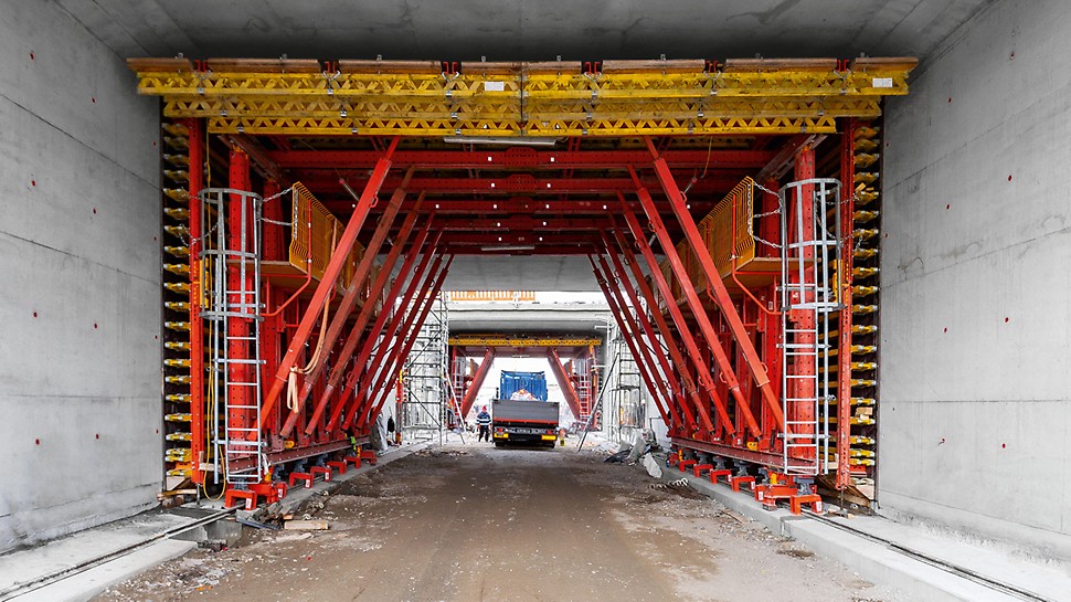 The VTC Tunnel Formwork Carriage can be flexibly adapted to suit individual project requirements of cut- and-cover, semi-monolithic construction. Thanks to modular VARIOKIT core and system components, tailored configurations of tunnel geometries and boundary conditions, e.g. drive-through access openings, are possible.