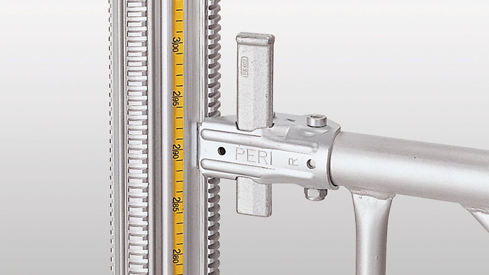 La cinta métrica integrada permite un ajuste preciso del puntal PERI MULTIPROP