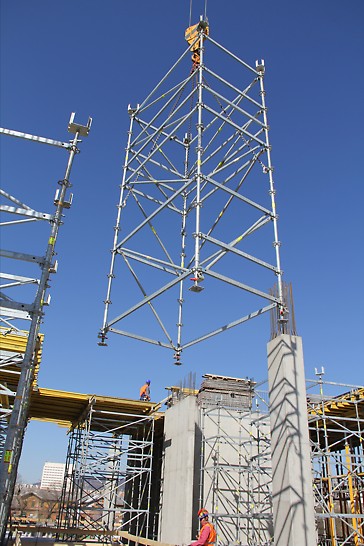 A PERI UP Flex toronyegységek a rúdelemek és a vízszintes hevederek közötti különösen merev csomóponti kapcsolatoknak köszönhetően nagy egységekben áthelyezhetők.
