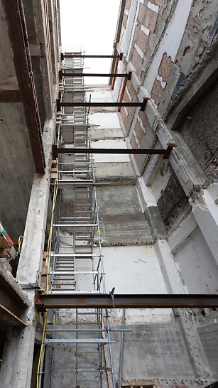 Tour d'escalier en aluminium léger PERI UP Flex de 20 mètres de haut utilisée dans la transformation de l'ancien bâtiment V&D à Eindhoven.