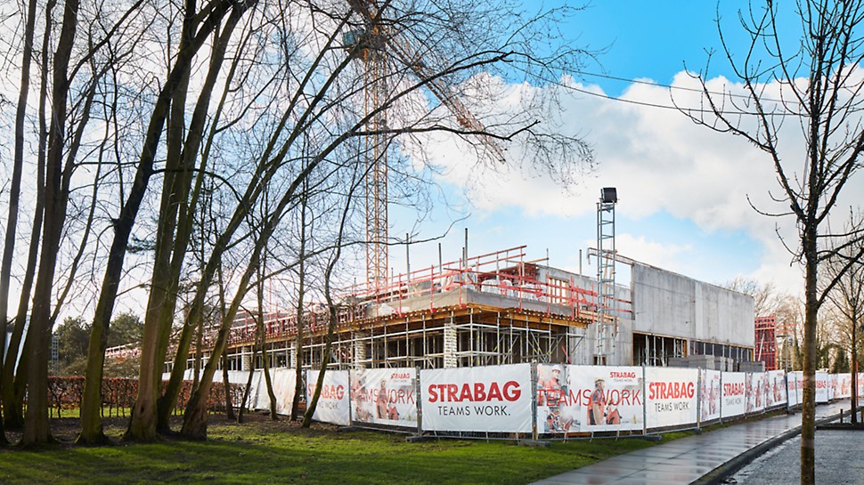 Strabag construit le nouveau centre culturel Leietheater en béton apparent. Strabag a opté pour le coffrage de voiles pour MAXIMO avec le système d'ancrage MX à manipulation unilatérale.