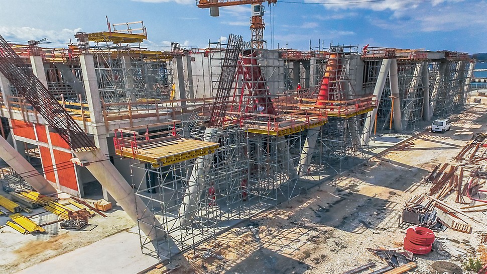 For concreting the second section of the 10.30 m high columns, a working platform was installed using PERI UP Flex Shoring which could be flexibly adapted in the 25 cm system grid to accommodate the diagonally-positioned circular columns.