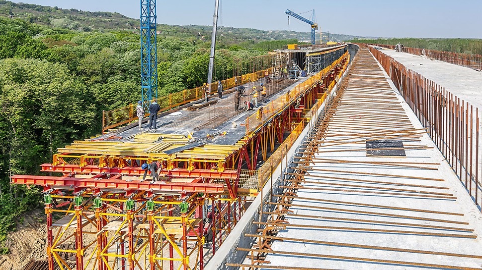 Vijadukt Čortanovci, Novi Sad, Srbija: Za betoniranje glavne konstrukcije na segmentu B, ALPHAKIT je dopunjen elementima MULTIFLEX oplate ploča sa drvenim nosačima.