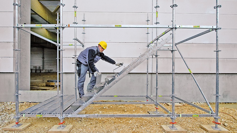 PERI UP Flex Stair Steel 100,125: Les marches légères peuvent être installées individuellement et rapidement : lors du montage, elles s’assemblent parfaitement et se verrouillent automatiquement.

