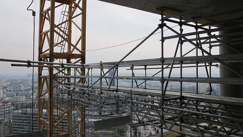 Kładka dla operatora żurawia wieżowego – mocowanie konstrukcji między stropami budynku A za pomocą systemu PERI UP Rosett.