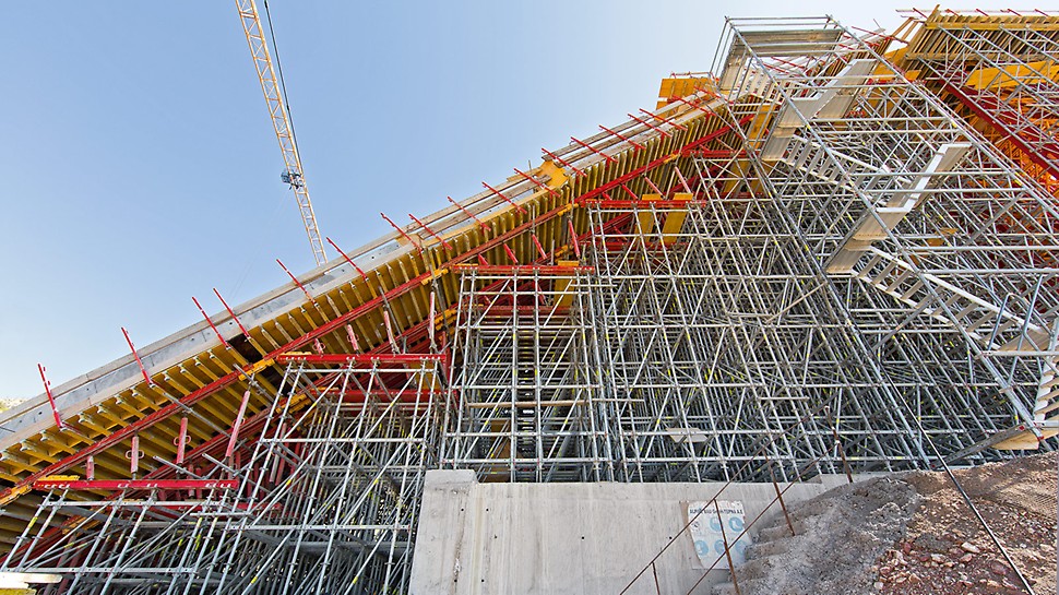 The combination of flexible and versatile system elements to form the overall PERI solution from one source saves time and money on the jobsite – and simplifies the official proof for verifiable structural calculations.