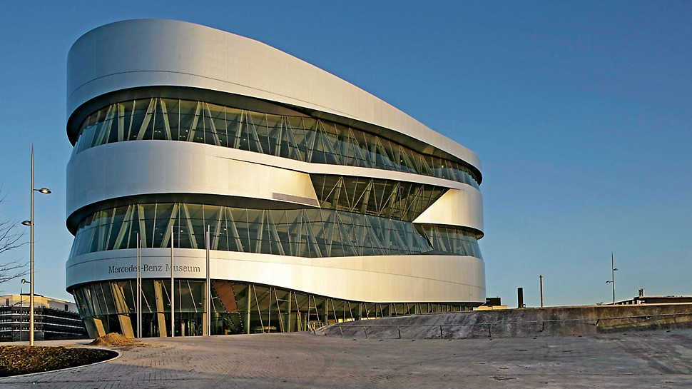 Muzeum Mercedes-Benz: V navrženém tvaru této impozantní stavby se holandský architekt Ben van Berkel snaží v co nejvyšší míře vyloučit rohy a hrany. Proto je jeho základní koncepcí tvar dvojité spirály.