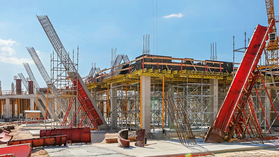 For concreting the second section, the construction team installed a working platform supported by PERI UP Flex Shoring that, thanks to the 25 cm system grid of the modular scaffolding, could be flexibly adapted to accommodate the circular columns which are diagonally-positioned across the inside of the structure. 