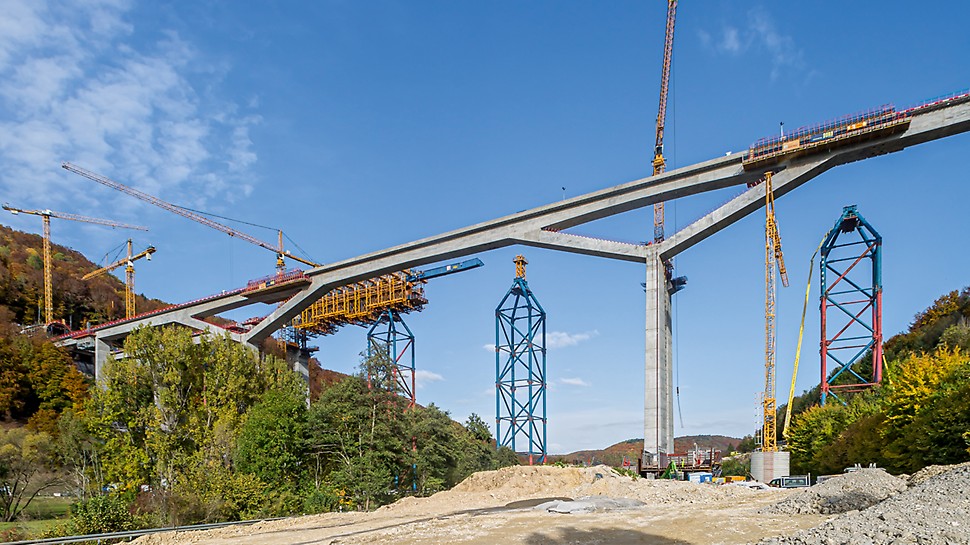 在西桥边梁结构的施工过程中，使用了4台VARIOKIT边梁模板车，以24米为一个浇筑段进行浇筑。