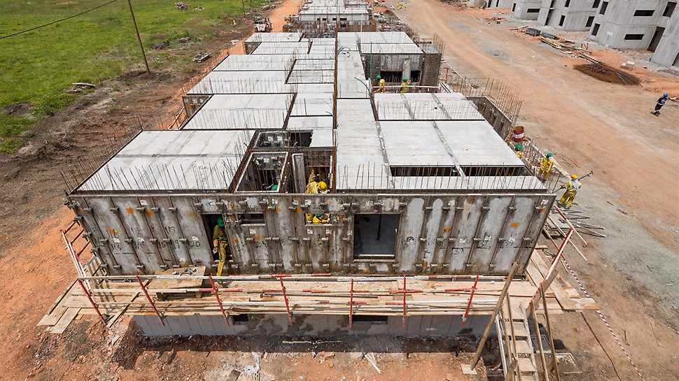 Progetti PERI - Complesso residenziale di Saglemi, Prampram, Ghana - Impiego quotidiano di 6 unità complete di cassaforma UNO 