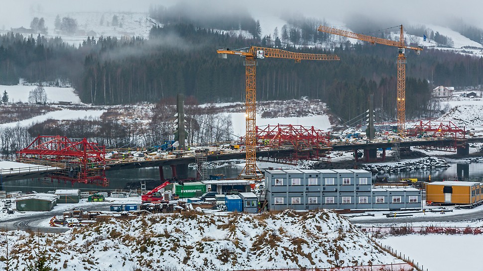 Most Harpe Bru: Speciální zavěšená konstrukce, poprvé použitá v Norsku s předpínacími prvky umístěnými mimo průřez mostu, umožnila nízké stavební výšky mostovky i pylonů. Návrh PERI pro bednění mostovky, široké 19,60 m, se sestával z vozů pro letmou betonáž VARIOKIT.