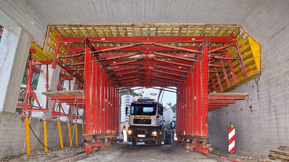 With this slab formwork carriage, a 3.00 m wide and 4.50 m high drive-through opening ensured unobstructed site traffic operations.