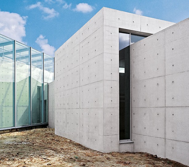 Langen Foundation, Neuss-Hombroich, Deutschland - Auf der Museumsinsel Hombroich entstand ein Gebäude, das durch die Verwendung gestalteter Betonoberflächen selbst zum Kunstwerk wird.
