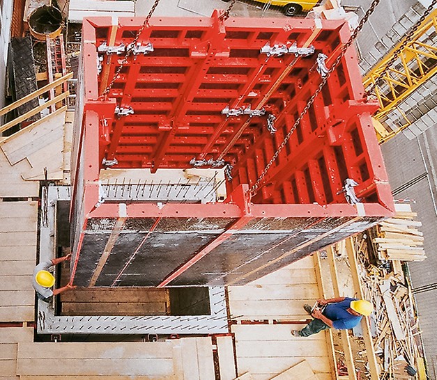 The TRIO shaft element for quickly moving complete sets of shaft internal formwork: by pulling the shaft corners, this results in a striking clearance of 30 mm, and the unit can be moved in one crane lift.
