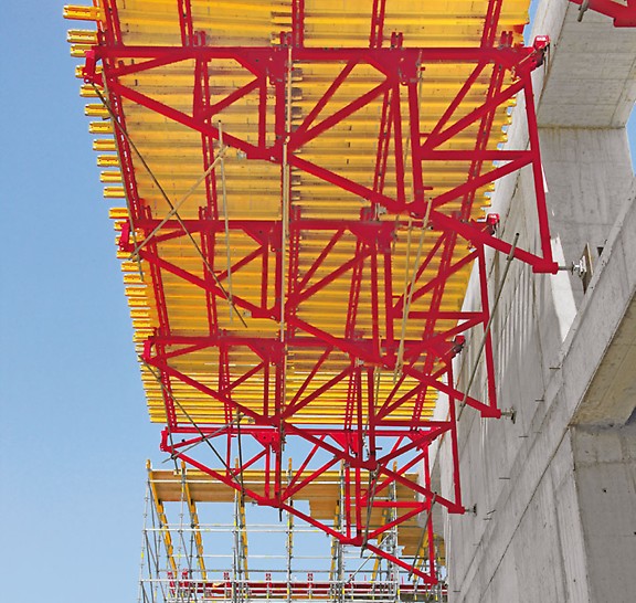 Horizontaler Einsatz: Der SB Stützbock kommt bei hohen Vertikallasten oder großen geometrischen Abmessungen zum Einsatz. Der modulare Aufbau ist sowohl bei vertikalen Schalungen als auch beim Einsatz horizontaler Plattformen von großem Vorteil.
