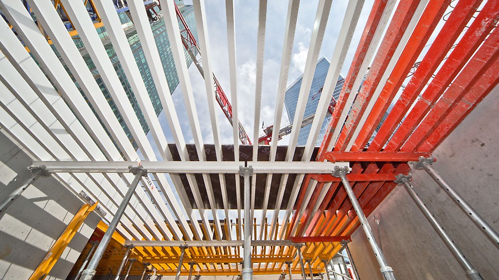Hotel Mélia, La Défense, Paris, Frankreich - Zur Herstellung der Geschossdecken kommt die GRIDFLEX Deckenschalung zum Einsatz. Da alle Bauteile von der unteren Deckenebene aus montiert werden, ist ein absolut sicherer Aufbau möglich.