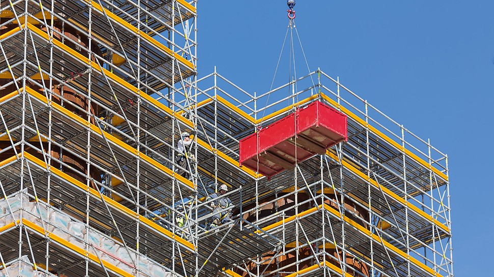 Project-specific PERI UP industrial scaffold solutions accelerate working operations and increase safety levels.