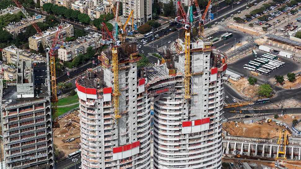 The Young Towers, Tel Awiw, Izrael
Firma PERI wspierała szybki postęp budowy dzięki dostosowanym do potrzeb usługom inżynieryjnym, kompetentnemu wsparciu podczas całego procesu budowy i dostawom wymaganych rozwiązań systemowych na czas. Young Towers to dwa wieżowce mieszkalne o eliptycznym układzie w centrum Tel Awiwu. Budowie 40- i 46-piętrowego kompleksu budynków, połączonych na górze i na dole, towarzyszyły wysokie wymagania jakościowe.