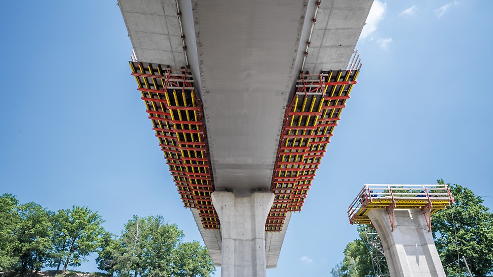 Most přes údolí Porubky, Ostrava: Spodní pohled na komorovou ocelovou konstrukci včetně pojízdného bednění.