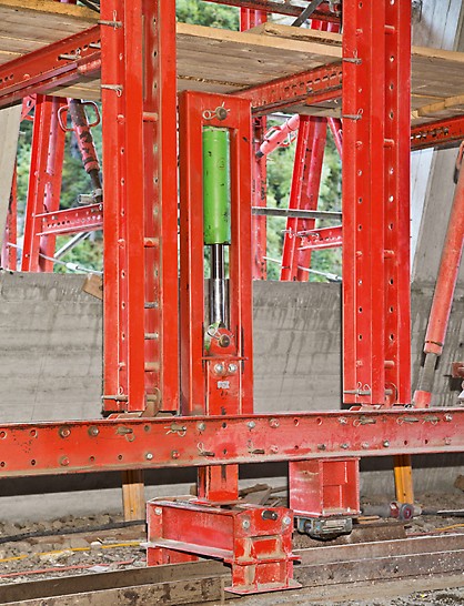 Marchlehner Gallery, Sölden, Austria - A transverse launching unit integrated in the lifting unit ensured problem-free alignment of the formwork carriage to match the changing radii.