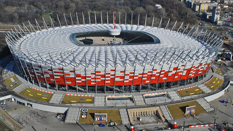 Národní stadion Varšava: Varšavský Národní stadion disponuje více než 55 000 místy k sezení a dvěma pod hrací plochou umístěnými podlažími s parkováním pro 1 800 vozidel.