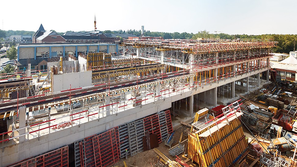 La construction d'un nouveau bâtiment scolaire Kasog - Regina Mundi à Genk avec matériel de PERI
