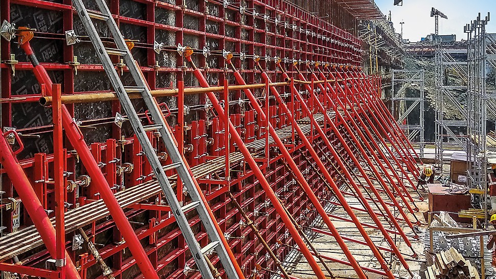 The single-sided formwork solution consisting of the SCS&nbsp;Climbing&nbsp;System and the LIWA&nbsp;Panel&nbsp;Formwork made it possible to form the 24-m-long and 4.5-m-high concreting sections in only one cast.